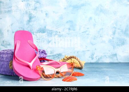 Set di accessori per la spiaggia su sfondo a colori Foto Stock