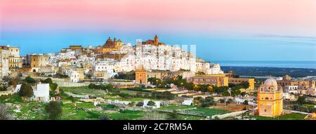 Ostuni città bianca skyline e Madonna della grata chiesa, Brindisi, Puglia Italia meridionale. L'Europa. Foto Stock