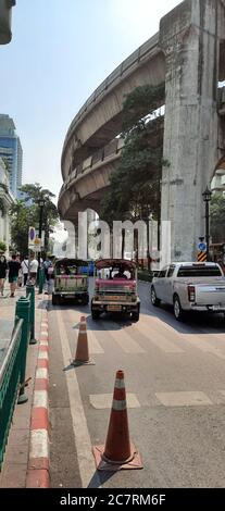 BANGKOK, THAILANDIA - 20 febbraio 2020: Edificio aziendale e skytrain a Bangkok vicino alla stazione dello skytrain Siam Foto Stock