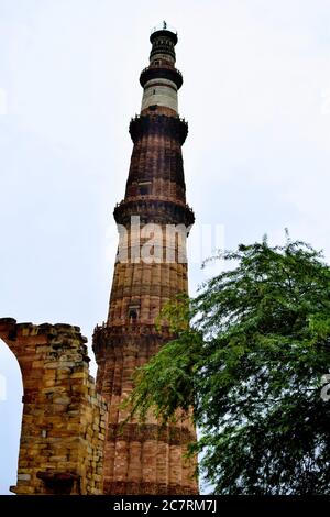 Qutub Minar Nuova Delhi, India, il minareto più alto in India è una torre in marmo e arenaria rossa che rappresenta l'inizio del dominio musulmano, Qutub min Foto Stock