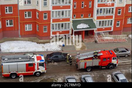 Motore antincendio nel cortile di un edificio residenziale a più piani in inverno. Foto Stock