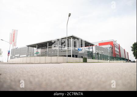 Lohne, Germania. 19 luglio 2020. Una vista dei terreni del macello di pollo di Wiesenhof a Lohne, bassa Sassonia, dove 66 persone hanno dato risultati positivi per il coronavirus. Credit: Mohssen Assanimoghaddam/dpa/Alamy Live News Foto Stock