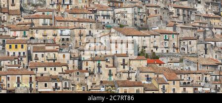 Vista di Morano Calabro. Vista detaile delle facciate. Uno dei borghi più belli (borgo medievale) della Calabria. Italia. Foto Stock