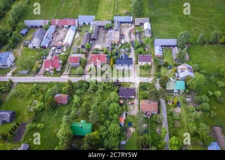 Veduta aerea del villaggio di Jaczew nel distretto amministrativo di Gmina Korytnica, all'interno della contea di WGrow, Voivodato Masoviano, nella Polonia centro-orientale Foto Stock