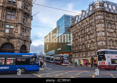 Autobus su Princess Street nel quartiere New Town di Edimburgo, la capitale della Scozia, parte del Regno Unito Foto Stock