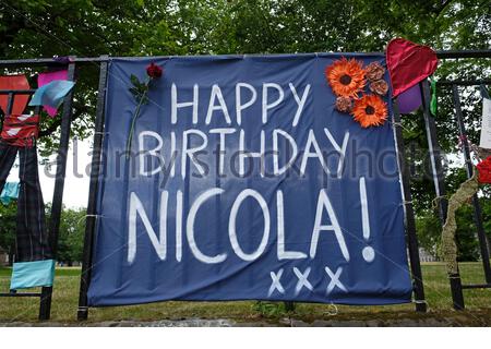 Edimburgo, Scozia, Regno Unito. 19 luglio 2020. Grazie e auguri di buon compleanno al primo ministro scozzese Nicola Sturgeon sulle ringhiere fuori Bute House, la sua residenza ufficiale in Charlotte Square. Nicola Sturgeon ha 50 anni oggi. Credit: Craig Brown/Alamy Live News Foto Stock