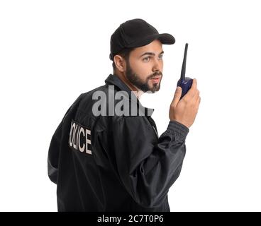 Bel poliziotto con radio ricetrasmittente su sfondo bianco Foto Stock