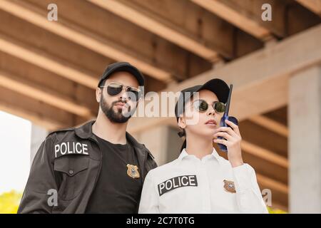 Poliziotti pattugliano la strada della città Foto Stock