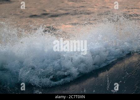 Mar Cinese Orientale all'alba. Concetto: Onde; sogni; astratto; classico; arte. Maggio 2019 Foto Stock