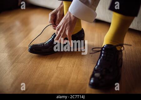 L'uomo indossa scarpe. Calze gialle Foto Stock