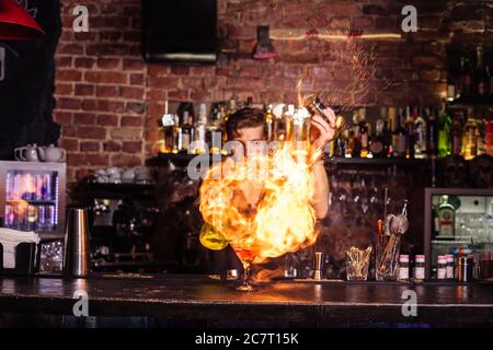 Il barista fa un cocktail di fuoco Foto Stock