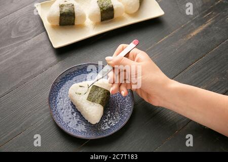 Donna che prepara onigiri giapponesi tradizionali sul tavolo Foto Stock