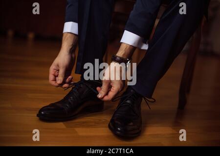 L'uomo d'affari indossa scarpe Foto Stock