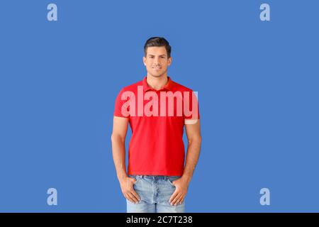 Giovane uomo in elegante t-shirt sul colore di sfondo Foto Stock