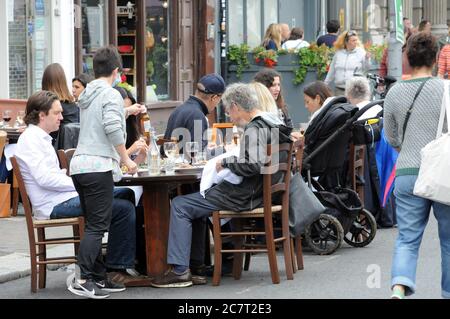 Londra, Regno Unito. 19 luglio 2020. La pioggia di Londra mette un ammortizzatore su pub e ristoranti. La strada Northcote a Battersea è stata pedonale per consentire la ripresa economica dopo il blocco del coronavirus. La domenica pioggia mette fuori i posti a sedere all'aperto. Credit: JOHNNY ARMSTEAD/Alamy Live News Foto Stock