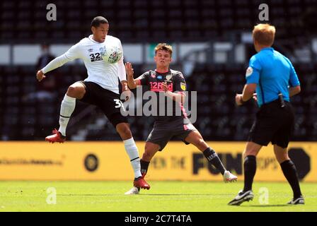 Curtis Davies (a sinistra) della contea di Derby e Jamie Shackleton di Leeds United per la battaglia della palla durante la partita del campionato Sky Bet al Pride Park, Derby. Foto Stock