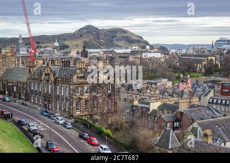 Johnston Terrace Street visto dalla spianata di Castello di Edimburgo, la capitale della Scozia, parte del Regno Unito, Holyrood Park sullo sfondo Foto Stock