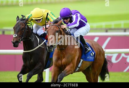 La cascata di neve e il fantino Wayne Lordan (a destra) vincono le fattorie irlandesi di stallion EBF Fillies Maiden da Suor Rosetta all'ippodromo di Curragh. Foto Stock