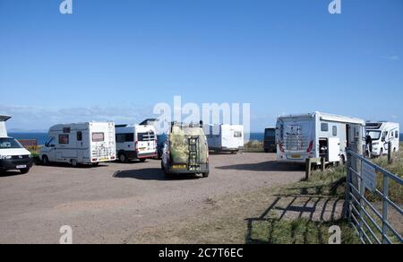 Covid-19 lockdown easing, North Berwick, East Lothian, Scotland, UK. 19 luglio 2020. East Lothian sembra avere un approccio più liberale ai veicoli camper, mentre attualmente alcune altre regioni della Scozia stanno stringendo su questa attività e consigliando l'uso di campeggi ufficiali. Il governo scozzese ha attenuato le restrizioni di Lockdown per quanto riguarda i viaggi in Scozia sembra che i proprietari di Campervan e Motorhome siano in vigore nei parcheggi gratuiti, a Musselburgh poco prima delle 9 del mattino, dove quattro hanno parcheggiato e a North Berwick poco prima delle 10 del mattino. Foto Stock