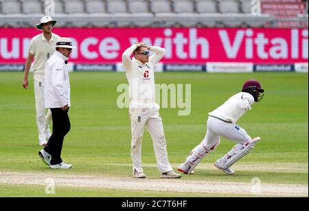 Il Dom Bess inglese reagisce mentre Kraigg Brathwaite (a destra) delle Indie occidentali segna due corse fuori dal suo bowling durante il quarto giorno del secondo test a Emirates Old Trafford, Manchester. Foto Stock