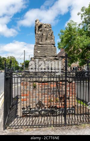 Ludgerhall Cross nella strada principale di Ludgerhall, la parte sopravvissuta di una grande croce medievale del XIV secolo, Wiltshire, Regno Unito Foto Stock