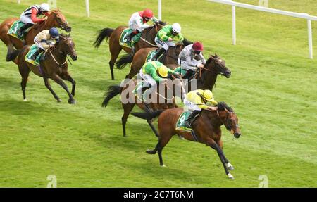 Nahaarr guidato da Tom Marquand (a destra) vince il bet365 handicap all'ippodromo di Newbury. Foto Stock