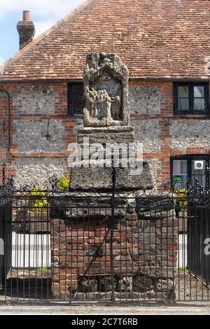 Ludgerhall Cross nella strada principale di Ludgerhall, la parte sopravvissuta di una grande croce medievale del XIV secolo, Wiltshire, Regno Unito Foto Stock