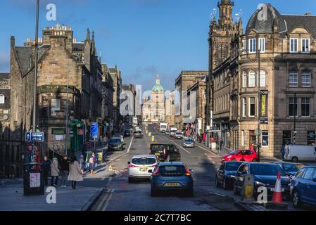 George IV Bridge Street a Edimburgo, la capitale della Scozia, parte del Regno Unito, vista con l'edificio Bank of Scotland Foto Stock