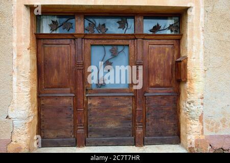 La porta di una vecchia casa. Roussillon ocra villaggio è incluso nell'elenco dei 'più bei villaggi di Francia' Foto Stock