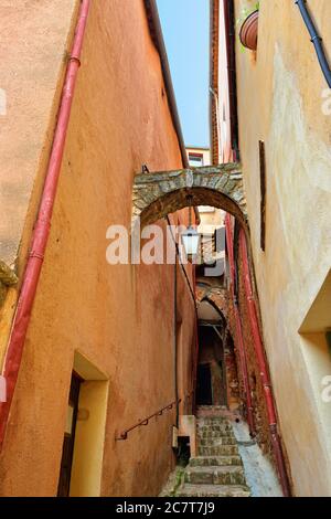 Passaggio stretto nel villaggio ocra Roussillon è incluso nell'elenco dei 'più bei villaggi di Francia' Foto Stock