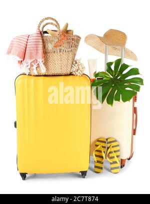 Valigie confezionate con accessori da spiaggia su sfondo bianco. Concetto di viaggio Foto Stock