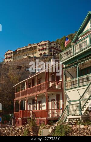 Storico Ghost City Inn e Grand Hotel in distanza nella storica città mineraria di Jerome in Verde Valley, Arizona, Stati Uniti Foto Stock