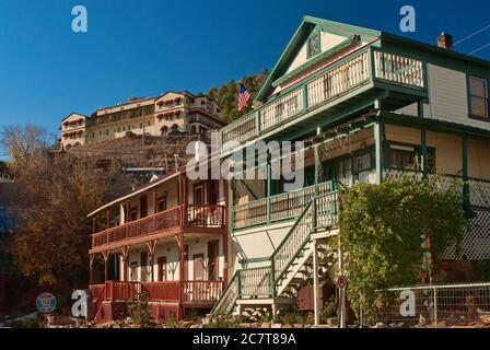 Storico Ghost City Inn e Grand Hotel in distanza nella storica città mineraria di Jerome in Verde Valley, Arizona, Stati Uniti Foto Stock