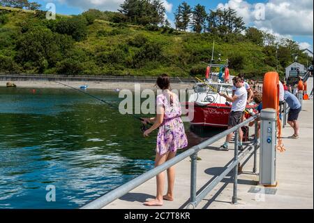 Bantry, West Cork, Irlanda. 19 luglio 2020. Il bantry era molto affollato questo pomeriggio, dato che la gente si è divertite la giornata calda e soleggiata. I turisti e gli abitanti del luogo si sono diretti verso la costa per sfruttare al massimo il bel tempo. Credit: Notizie dal vivo di AG/Alamy Foto Stock