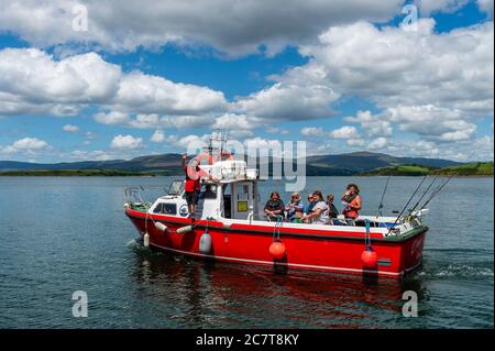 Bantry, West Cork, Irlanda. 19 luglio 2020. Il bantry era molto affollato questo pomeriggio, dato che la gente si è divertite la giornata calda e soleggiata. I turisti e gli abitanti del luogo si sono diretti verso la costa per sfruttare al massimo il bel tempo. Credit: Notizie dal vivo di AG/Alamy Foto Stock