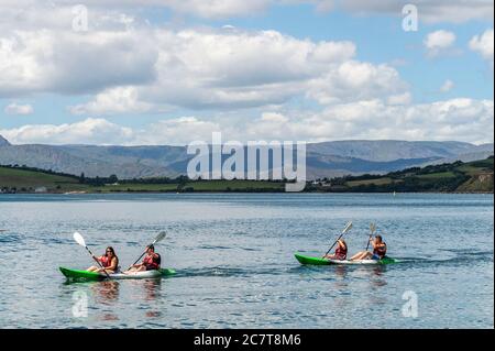 Bantry, West Cork, Irlanda. 19 luglio 2020. Il bantry era molto affollato questo pomeriggio, dato che la gente si è divertite la giornata calda e soleggiata. I turisti e gli abitanti del luogo si sono diretti verso la costa per sfruttare al massimo il bel tempo. Credit: Notizie dal vivo di AG/Alamy Foto Stock