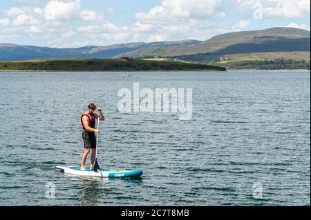 Bantry, West Cork, Irlanda. 19 luglio 2020. Il bantry era molto affollato questo pomeriggio, dato che la gente si è divertite la giornata calda e soleggiata. I turisti e gli abitanti del luogo si sono diretti verso la costa per sfruttare al massimo il bel tempo. Credit: Notizie dal vivo di AG/Alamy Foto Stock