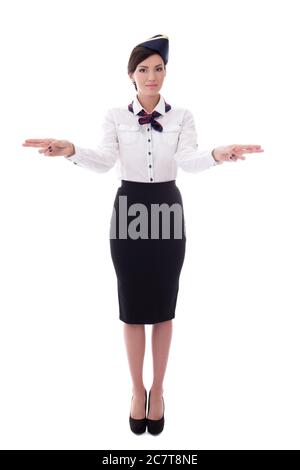 giovane stewardess che indica uscite isolate su sfondo bianco Foto Stock