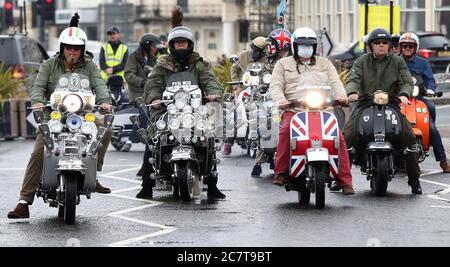 Mods e rockers si uniscono su Madeira Drive, Brighton, per una dimostrazione per chiedere la riapertura della strada che il consiglio comunale di Brighton & Hove prevede di mantenere chiusa definitivamente. Foto Stock