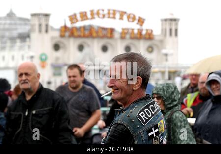 Mods e rockers si uniscono su Madeira Drive, Brighton, per una dimostrazione per chiedere la riapertura della strada che il consiglio comunale di Brighton & Hove prevede di mantenere chiusa definitivamente. Foto Stock