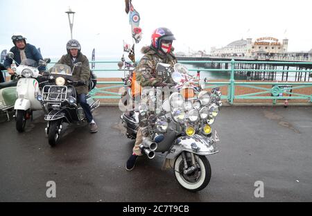 Mods e rockers si uniscono su Madeira Drive, Brighton, per una dimostrazione per chiedere la riapertura della strada che il consiglio comunale di Brighton & Hove prevede di mantenere chiusa definitivamente. Foto Stock