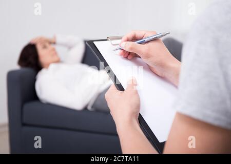 la donna matura parla dei suoi problemi con lo psicologo Foto Stock