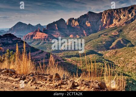 Casner Canyon da Schnebly Hill Road nella regione delle Red Rock vicino a Sedona, Arizona, USA Foto Stock