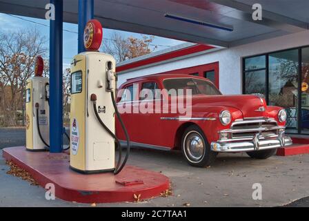 Vintage Plymouth al Bings Burger Station Cafe a Cottonwood, Arizona, Stati Uniti Foto Stock