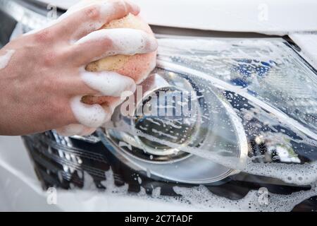 sistema lavaauto con impugnatura - lampada frontale per lavaauto con spugna e schiuma Foto Stock