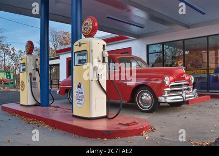 Vintage Plymouth al Bings Burger Station Cafe a Cottonwood, Arizona, Stati Uniti Foto Stock