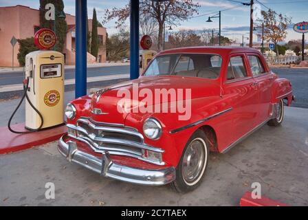 Vintage Plymouth al Bings Burger Station Cafe a Cottonwood, Arizona, Stati Uniti Foto Stock