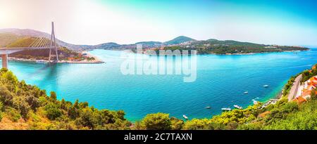 Panorama di un suggestivo ponte di Franjo Tudjman e di una laguna blu con il porto di Dubrovnik. Ubicazione: Dubrovnik, Dubrovnik-Neretva County, Croazia, Europa Foto Stock