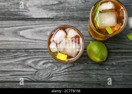 Bicchieri di gustoso cocktail Cuba Libre a tavola Foto Stock