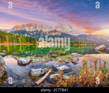 Faboulus paesaggio autunnale del lago Eibsee di fronte alla cima Zugspitze al tramonto. Ubicazione: Lago di Eibsee, Garmisch-Partenkirchen, alpi Bavaresi, tedesco Foto Stock